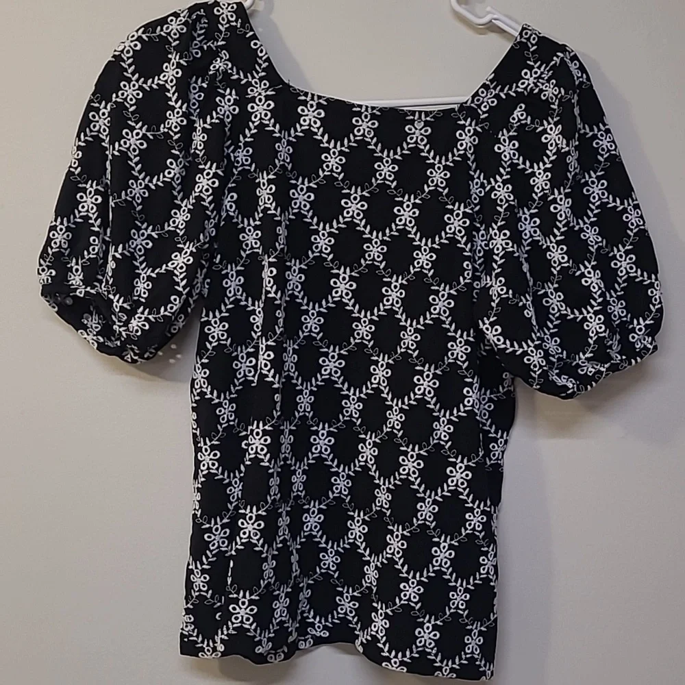 LOFT Black and White Smocked Puff Sleeve‎ Blousefor women zise m good condition
